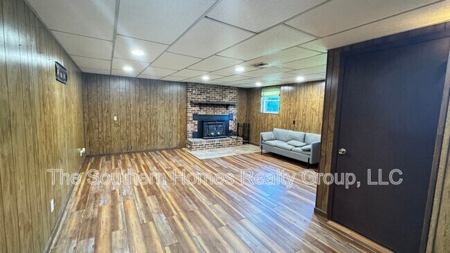 Building Photo - 1305 Ridgeway Cir