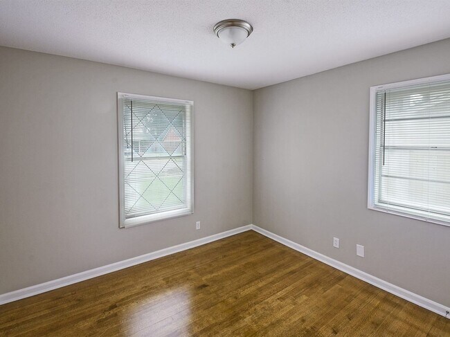 Building Photo - UPDATED & CUTE 3 bed, 2 bath home.