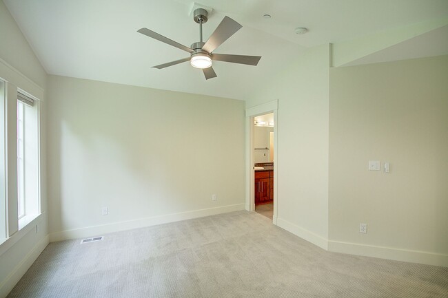 Building Photo - 3Bd/3.25Ba Kirkland Townhome