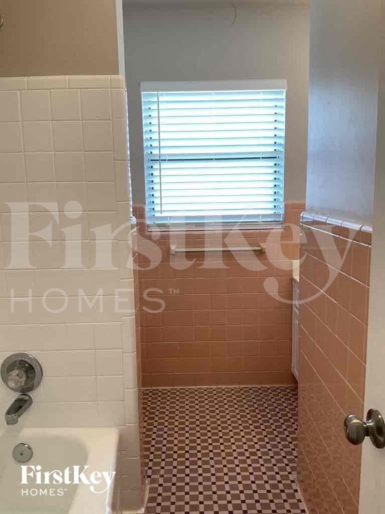 Building Photo - 1369 Malverne Ave