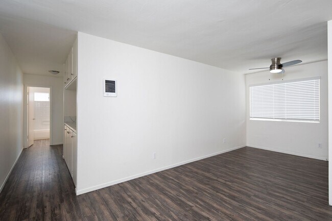 Building Photo - Upgraded Apartment in Recently Remodeled Property, Just a Block from the Beach!
