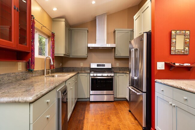 Building Photo - Cozy 2 Bedroom Cottage with Lush Gardens