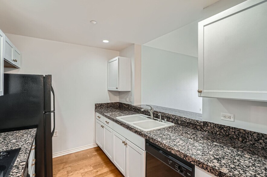 Building Photo - 300 W 11th Ave