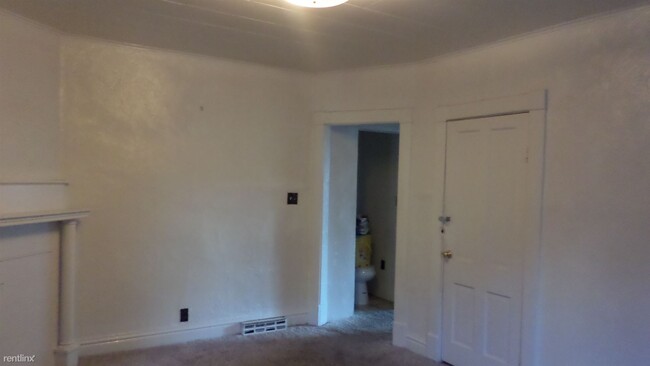 Building Photo - 3 br, 1 bath Triplex - 125 North Chestnut ...