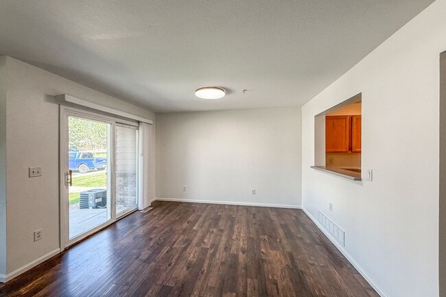 Building Photo - Wonderful 3 Bed, 2.5 Bath Townhome In Exce...