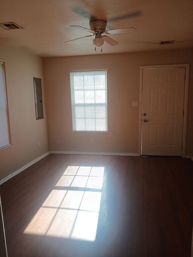 Building Photo - Cozy ~  2-bedroom, 1-bathroom house