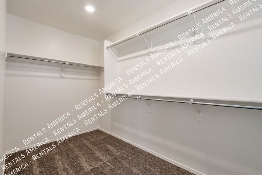 Building Photo - 1071 E Descent St