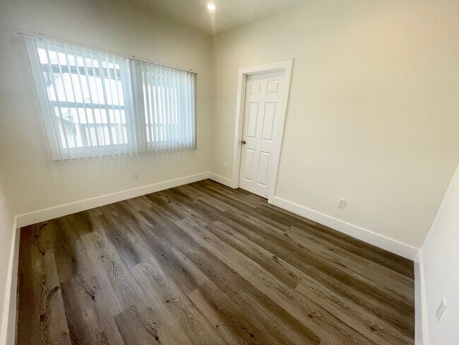 Building Photo - ***1 Bed 1 Bath apartment in the most desi...