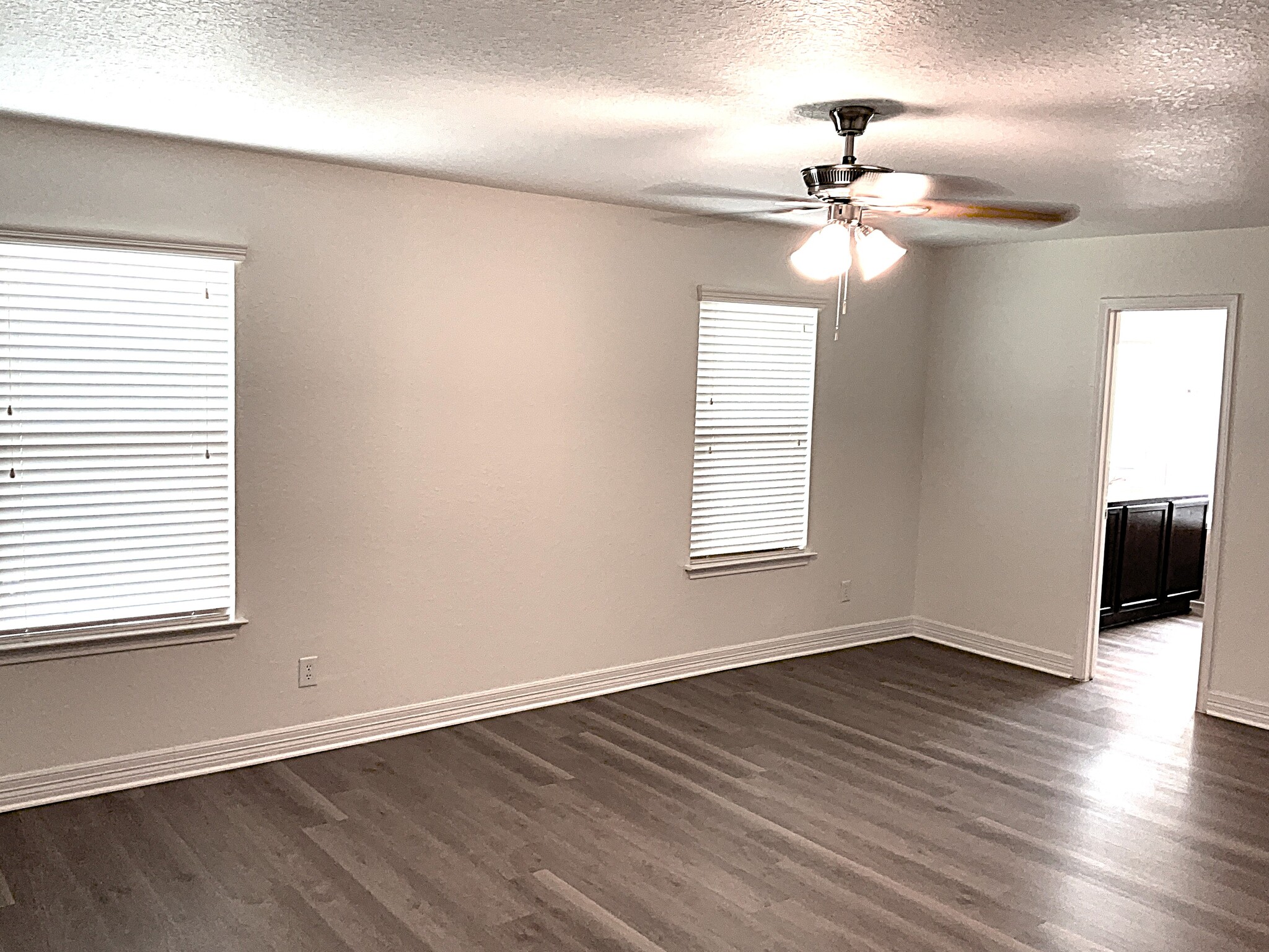 Building Photo - 736 Community Dr