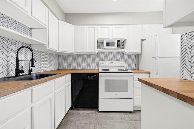 Building Photo - 107 E Willowick Ave