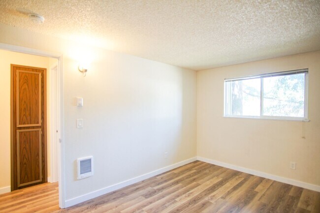 Building Photo - 2nd Floor 2 Bedroom with Parking, Dishwasher, & Pet-Friendly!