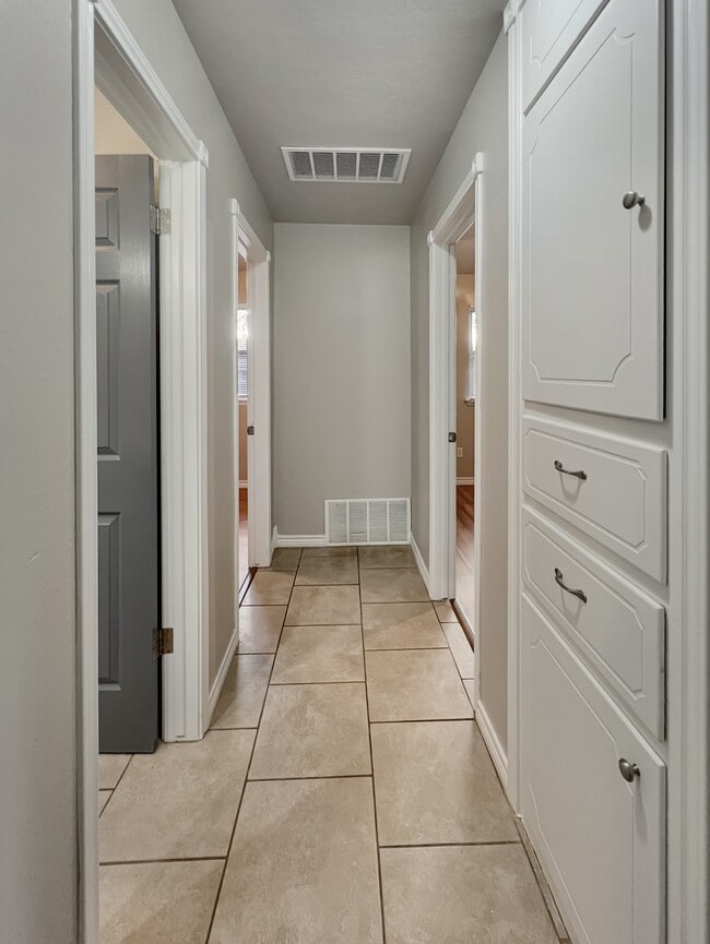 Building Photo - 6707 NW Compass Dr