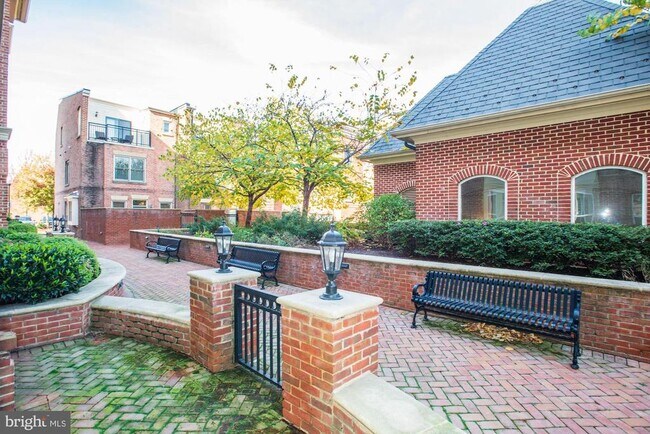 Primary Photo - 320 S West St