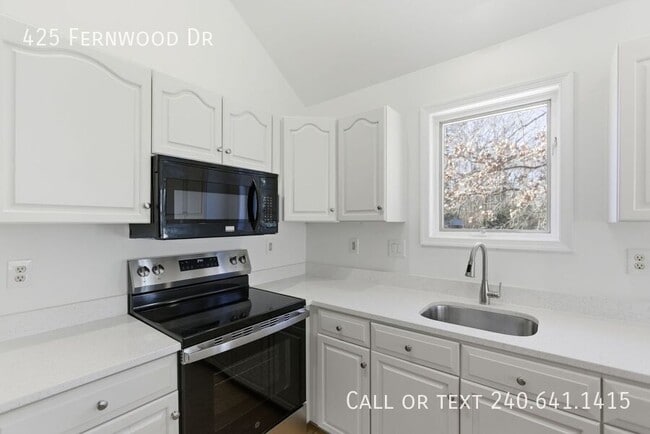 Building Photo - 425 Fernwood Dr