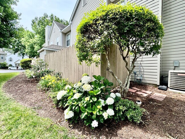 Building Photo - 2-Bedroom Condo Ready 08-01-24! Community ...