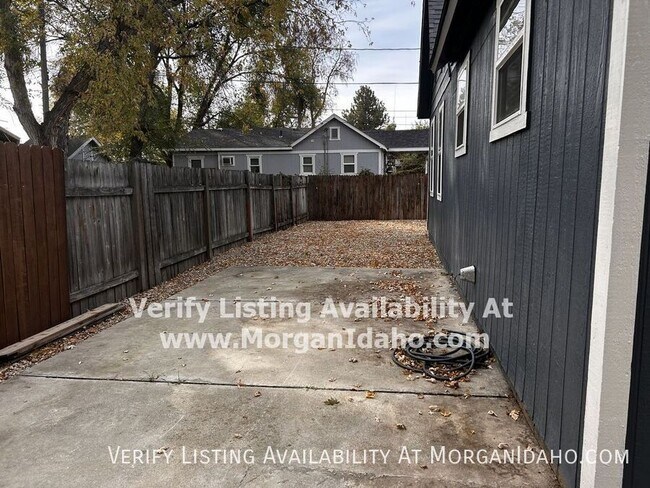 Building Photo - 305 E Teena St