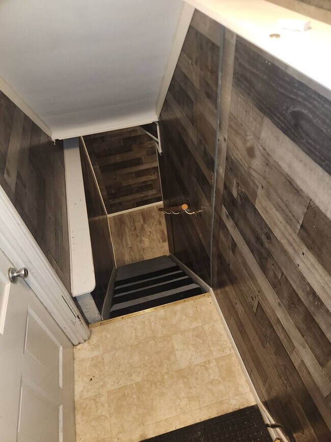 Building Photo - Charming 3-Bedroom Property in Prime Location