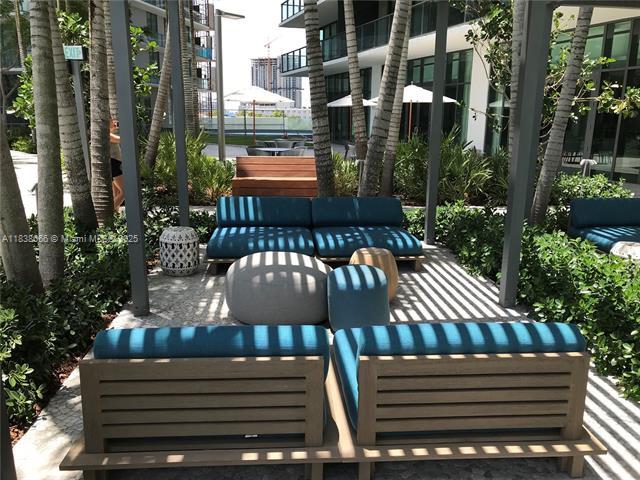 Building Photo - 650 NE 32nd St