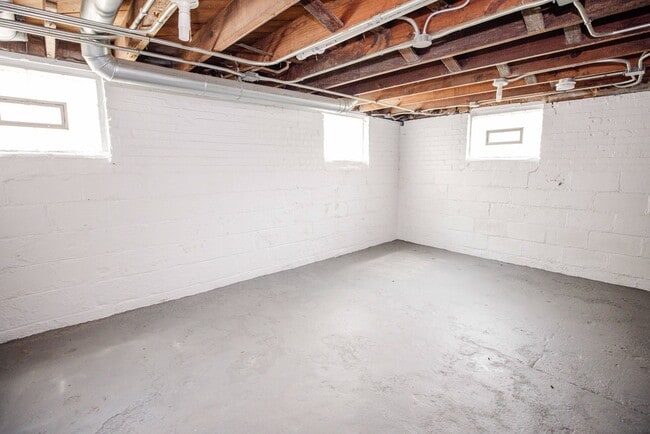 Building Photo - 1554 Oak St