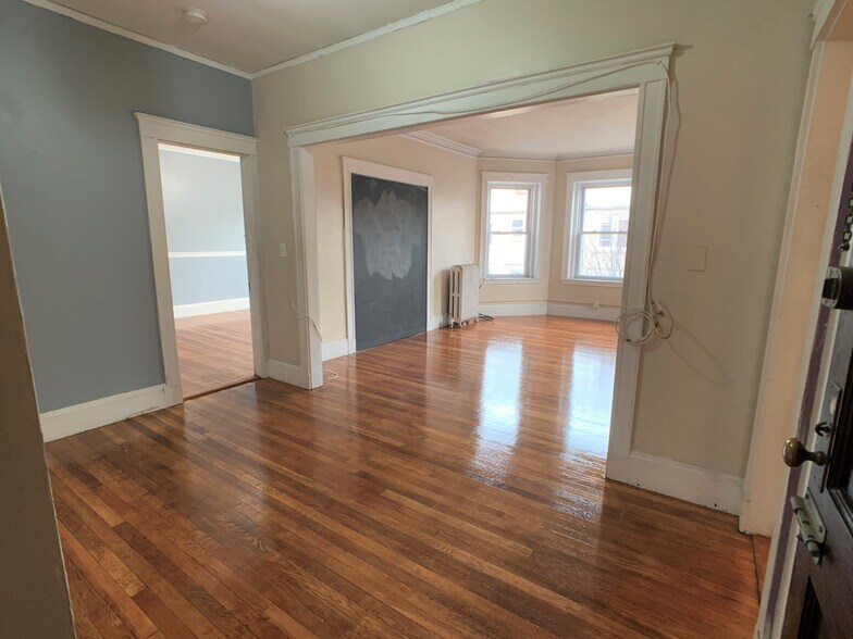 Building Photo - 154 Thorndike St