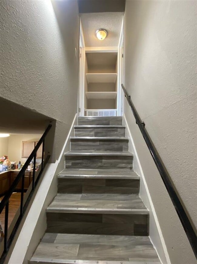 Building Photo - Very Large 2/2.5 Townhome with covered parking