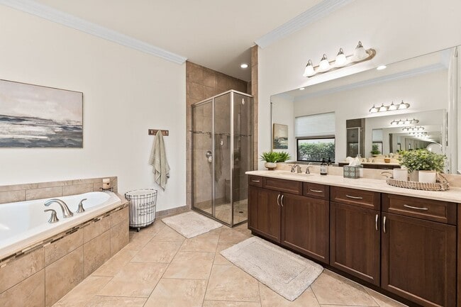 Building Photo - Furnished 3 Bedroom Luxurious Single Famil...