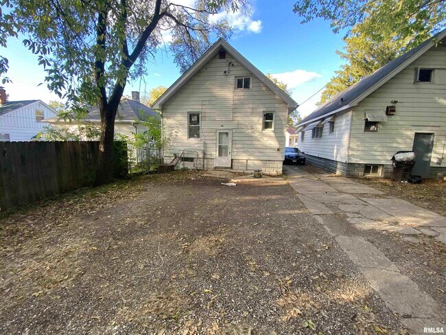 Building Photo - 816 W McClure Ave