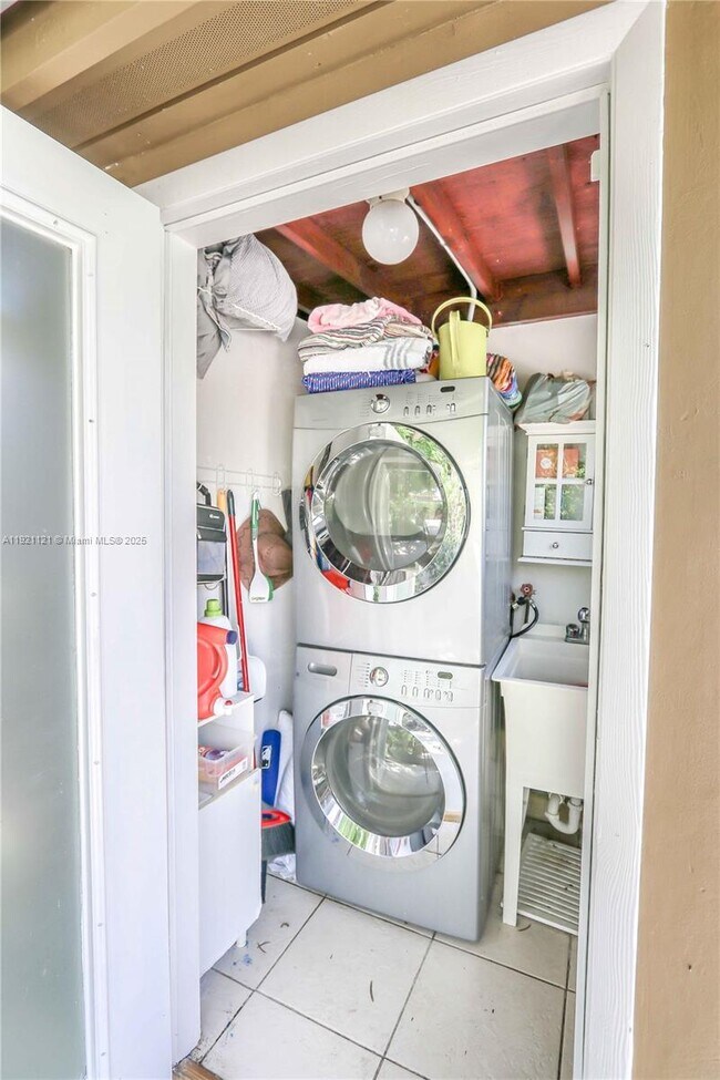 Building Photo - 1700 SW 14th Ave