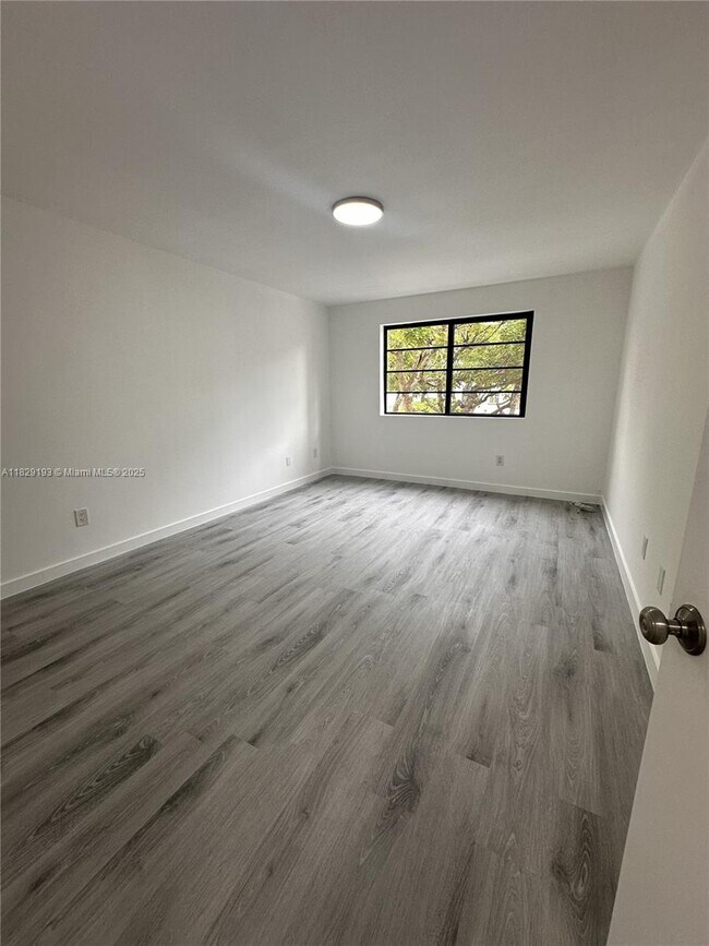 Building Photo - 9301 SW 92nd Ave