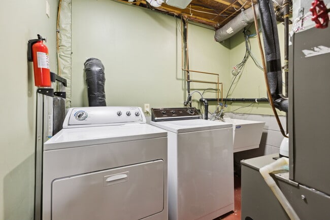 Building Photo - 2738 Chertsey Dr