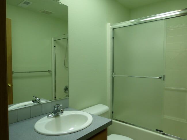 Building Photo - Great Home in SE Portland for Lease !! Pet...