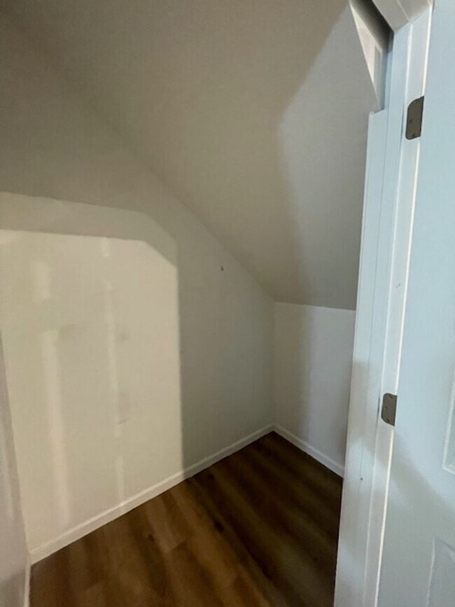 Building Photo - 208 Tyler St