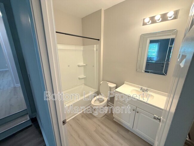 Building Photo - 613 1/2 Charlotte Ave