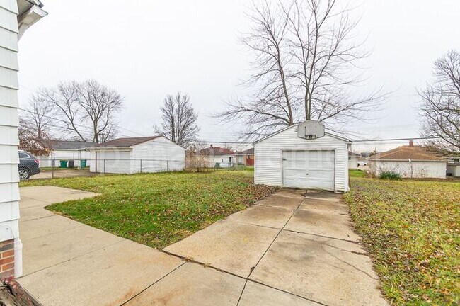 Building Photo - 4 Bedroom 2 Bath Cape Cod in Maple Hts