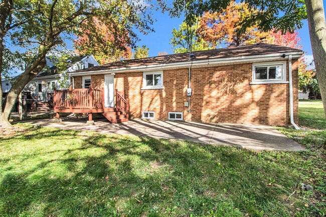 Building Photo - 392 Firwood St