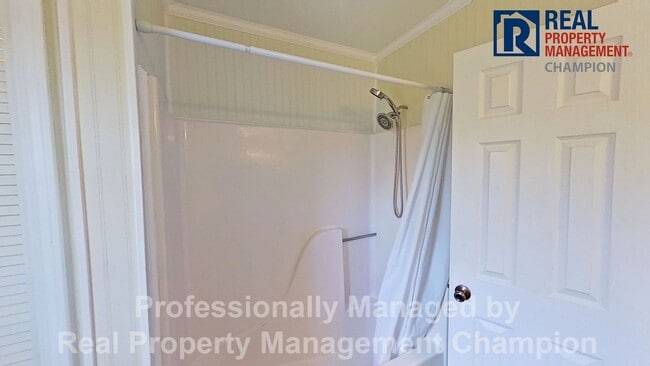 Building Photo - Charming Water Front Home with Private Dock