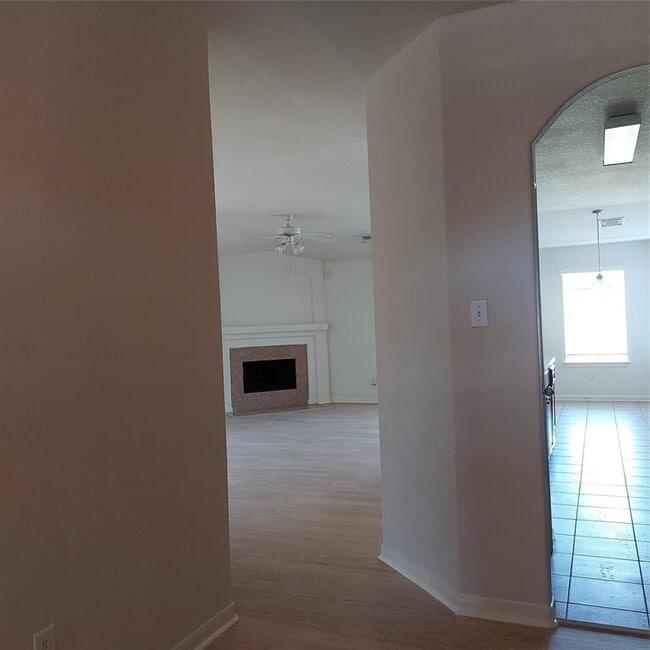 Building Photo - 1909 Roaring Springs Dr