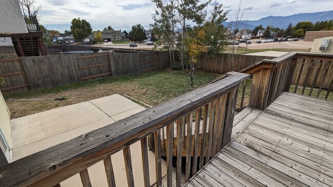 Building Photo - COZY TRI-LEVEL 3 BED/1.5 BATH WITH WOODBUR...