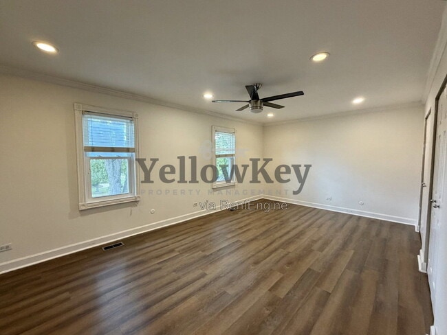 Building Photo - 728 Buffalo Cir