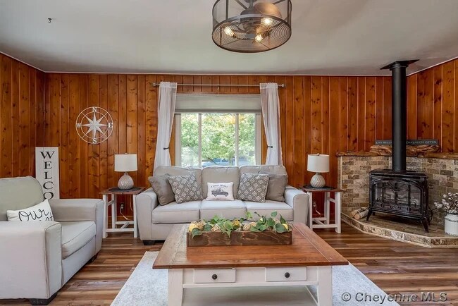 Building Photo - 400 E 5th St