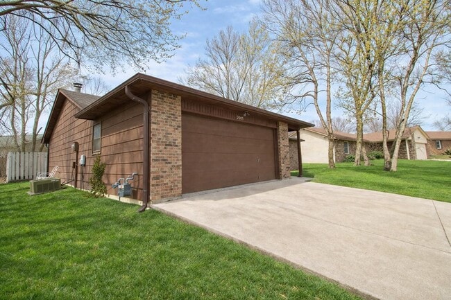 Building Photo - 2011 Bridgewater Dr