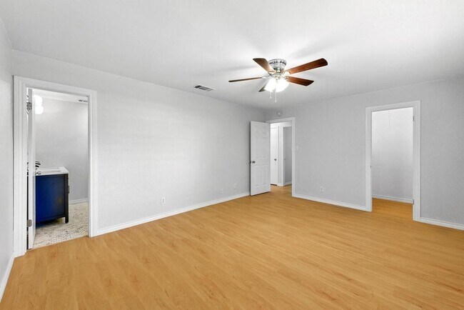 Building Photo - 6903 Moonmont Dr