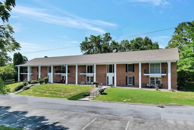 Building Photo - 1900 W Manor Ct