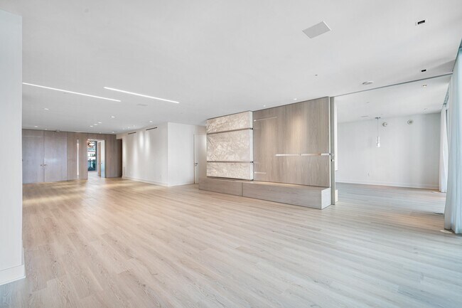 Building Photo - 5959 Collins Ave