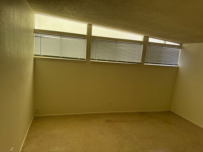 Building Photo - 3328 Seneca Dr