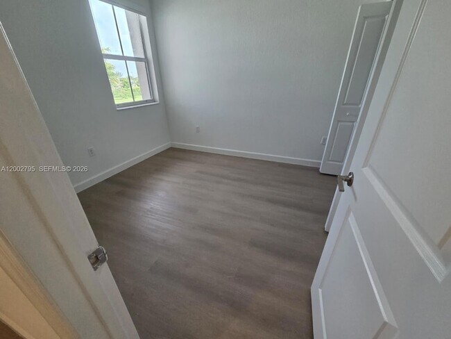 Building Photo - 1844 SE 27th Rd