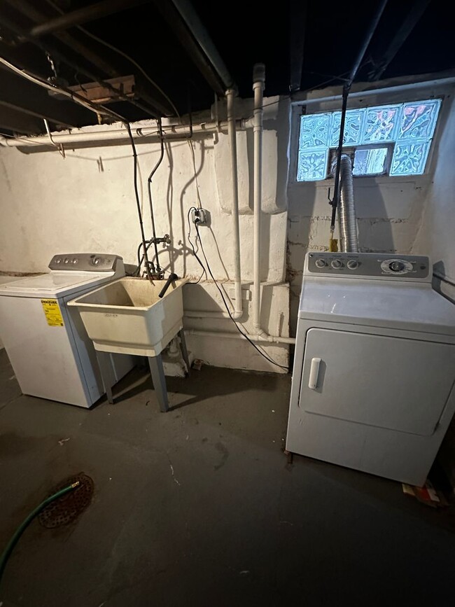 Building Photo - 2 Bed 1 Bath Townhouse for Rent in Lawrenc...