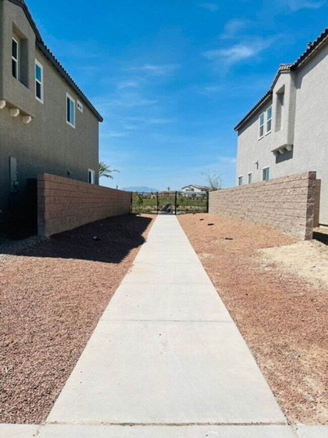 Building Photo - BEAUTIFUL 4 BEDROOM + LOFT HOME LOCATED IN...