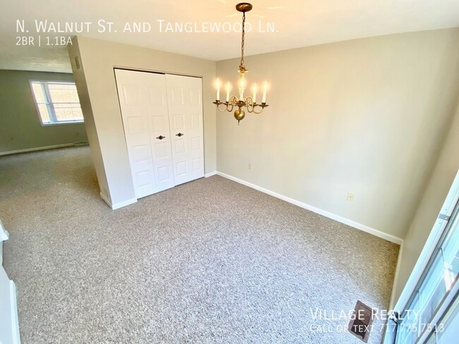 Building Photo - Spacious END-UNIT 3-BR Townhome in Dallast...