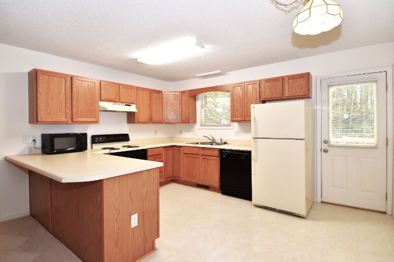 Building Photo - 9 Spruce Dr